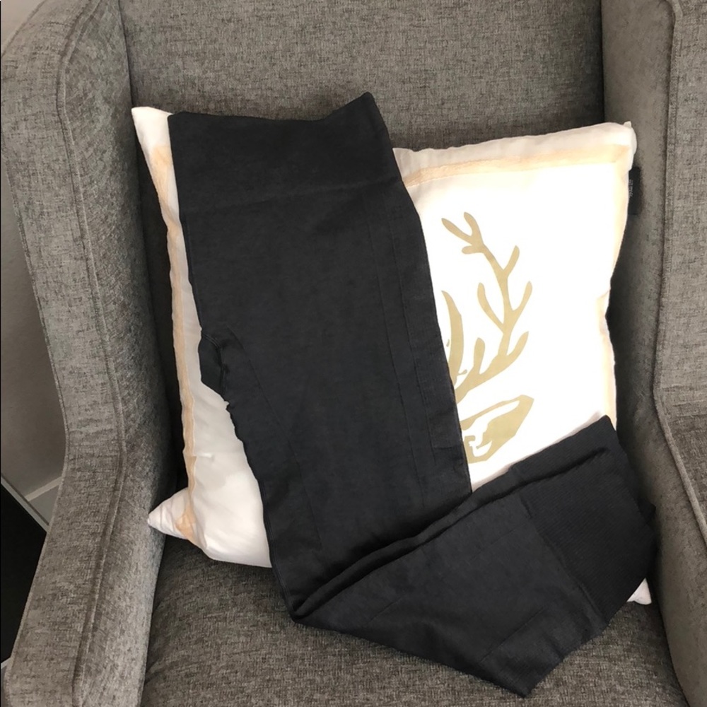 Lululemon cropped charcoal gray LG workout pants